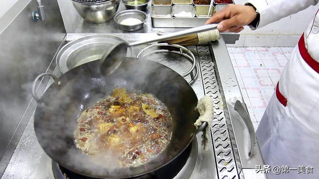 大厨揭秘,红烧肉最好吃的家常做法,肥而不腻香四溢
