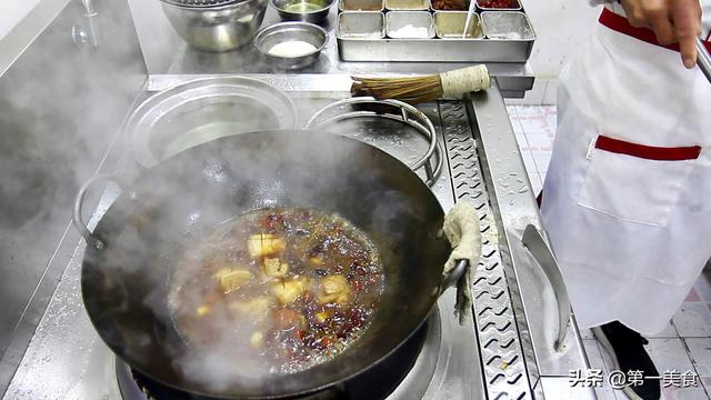 大厨揭秘,红烧肉最好吃的家常做法,肥而不腻香四溢
